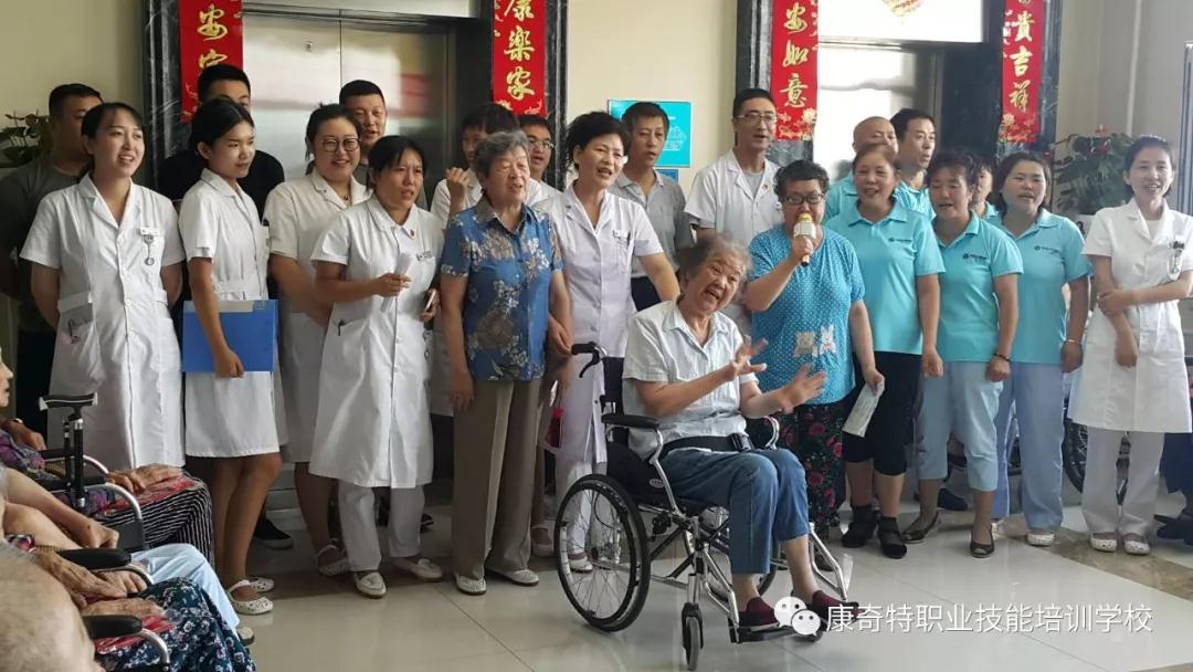 康奇特学校携手省女创业者协会送爱心给海员爱心护理员院老人